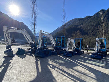 Bagger-Quartett in blau-weiss